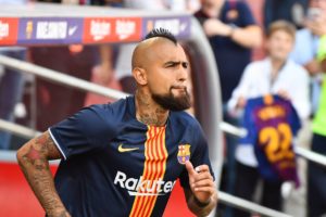 Hinchas de Barcelona reciben con pifias a Vidal en Champions y la prensa española se hizo un festín