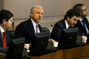 Ministro de Hacienda valora que sectores no mineros impulsen la economía