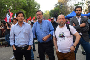 Vicepresidente de Evópoli es encarado por llegar al acto por 30 años del triunfo del NO