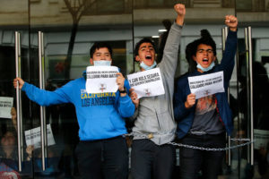 Estudiantes se encadenan en Ministerio de Medio Ambiente por Quintero y Aula Segura