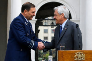 Hijo de Arturo Merino Benítez es nuevo comandante en jefe de la FACH