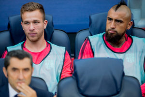 La frase del DT de Barcelona que evidencia la mala onda con Arturo Vidal por sus post en Instagram