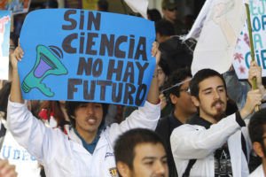 Académico U. de Chile por reducción de presupuesto para ciencias: “No hay interés, no se tiene confianza en los científicos”