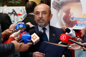 Diputado evangélico dispara contra defensora de la Niñez: 