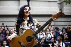 “Todo está bastante facho”: Mon Laferte habla de política y tilda de 