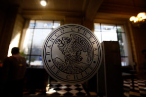 Bancos muestran menos restricciones para dar créditos a hogares y empresas