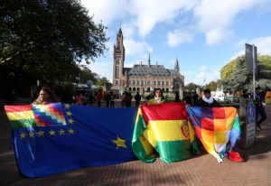 Con banderas bolivianos esperan en las afueras de La Haya