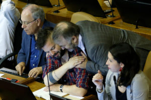 Hasta de la UDI fueron a recibir a Boric en la Cámara de Diputados tras su licencia médica