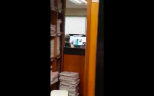 VIDEO | Contraloría pide antecedentes en Twitter por funcionario de juzgado grabado viendo porno