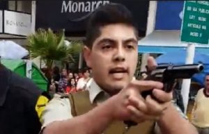 VIDEO | Carabinero saca su arma durante detención de comerciantes ambulantes en Viña del Mar