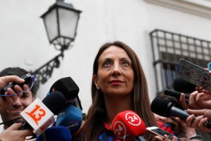 “Cerrar un canal porque le dijeron fea”: Cony Lewin repasa a Cecilia Pérez por defender a Piñera en polémica de la minifalda