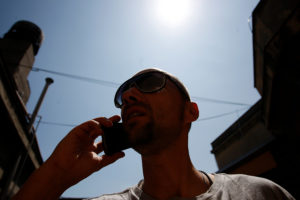 Presenta proyecto para que compañías bloqueen celulares robados