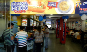 Junaeb acusa a Doggis de atentar contra la libre competencia en colaciones