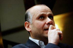 Presidente del Partido Socialista apoya propuesta de Piñera de extender carrera militar