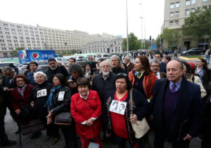 Familiares de DD.DD. entregan carta en el Ministerio de Defensa por homenaje a Miguel Krassnoff