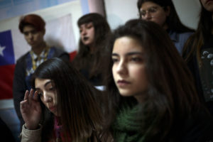 Apoderados de Liceo 1 Javiera Carrera rechazan denuncias del Gobierno