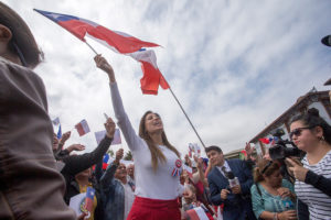 Alcaldesa Karen Rojo se viste como bandera chilena para celebrar en Antofagasta