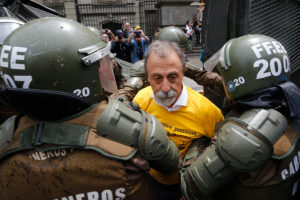 FOTOS | Así fue la detención de Luis Mesina en manifestación No + AFP