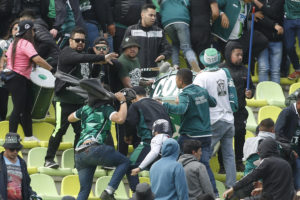 FOTOS | Cuchillazos en medio de niños: brutales imágenes de la batalla protagonizada por hinchas de Santiago Wanderers