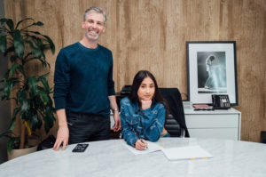 FOTO | Ex participante de Rojo firma con Sony Music y la noticia llega hasta Billboard