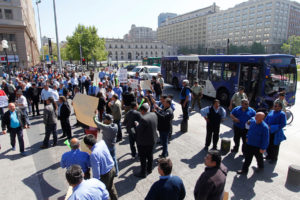 Diputados y taxistas arremeten en Hacienda por alzas e impuesto a combustibles