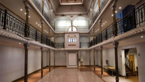 El incierto futuro del Teatro Huemul, el lugar donde se grabó la franja del No