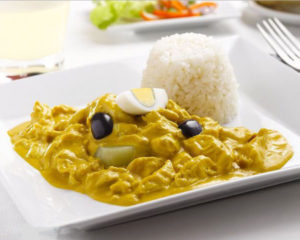 Desde ají de gallina a comida haitiana: Junaeb sumará cinco recetas internacionales a sus menús escolares