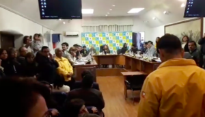 VIDEO | Caos en Maipú: estudiantes interrumpen concejo municipal e increpan a Cathy Barriga por peluches