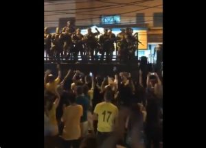 Militares son aplaudidos en las calles tras triunfo de Bolsonaro en Brasil