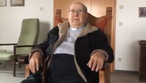 Ex obispo Cox está en Chile con financiamiento de la congregación Schoenstatt