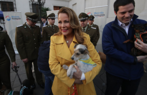 Cathy Barriga sale a defender millonario sueldo de amiga en Maipú