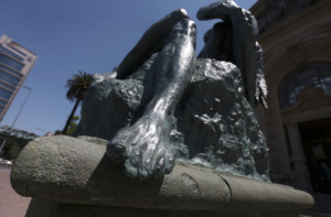 FOTOS | Restauración de escultura de Rebeca Matte en Parque Forestal duró un día