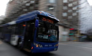 Encuentran mochila con un cráneo humano en bus del Transantiago