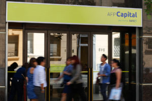 Ordenan a AFP Capital a pagar pensión de invalidez a profesora afiliada