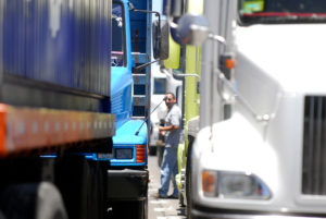 Camioneros amenazan con paro ante aumento de combustibles