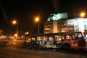 Queman bus del Transantiago frente a la USACh