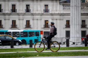 VIDEO | Carabineros tuvo que salir a dar explicaciones por esposar a ciclista
