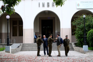 Apoderados del INBA acusan a rector de actuar como 