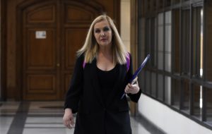 Pamela Jiles publica el certificado de antecedentes de Catrillanca y se lo enrostra al Gobierno con durísima dedicatoria
