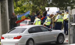 VIDEO | Reciben a Piñera con bandera mapuche en actividad durante gira presidencial en Nueva Zelanda
