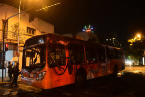 Bus del Transantiago quemado tras caravana en protesta por muerte de Catrillanca