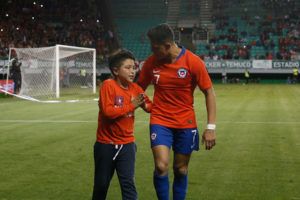 VIDEO+FOTO | El lindo gesto de Alexis Sánchez con un pequeño hincha de la Roja