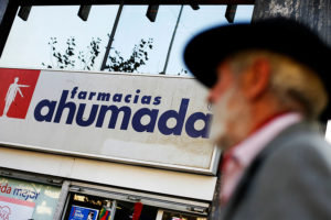 Farmacias Ahumada anuncia despido de trabajadores y el cierre de locales