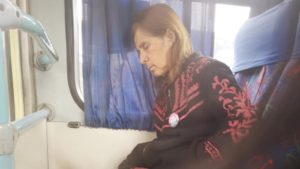Chofer de micro debe manejar con su esposa con Alzheimer por falta de recursos para cuidarla