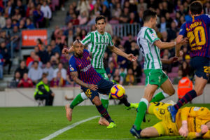 Encuesta entre hinchas del Barcelona le da aplastante mayoría a Arturo Vidal para ser titular