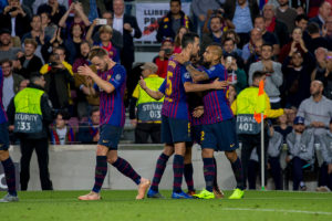 Técnico del PSV llena de flores a Vidal a horas de enfrentar al Barcelona en Champions: 