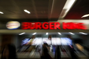 FOTO | Burger King y Metro salen a responder críticas por polémica publicidad sobre inmigrantes