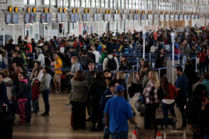 Comisión de Cultura aprueba cambio de nombre de Aeropuerto de Santiago a 