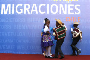 Inmigrantes tienen más años de escolaridad que las personas nacidas en Chile