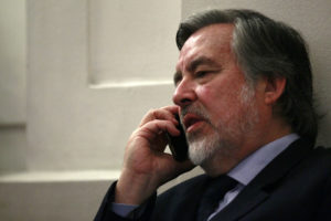 Los tres tuits de Guillier pidiendo salida de intendente Mayol: 